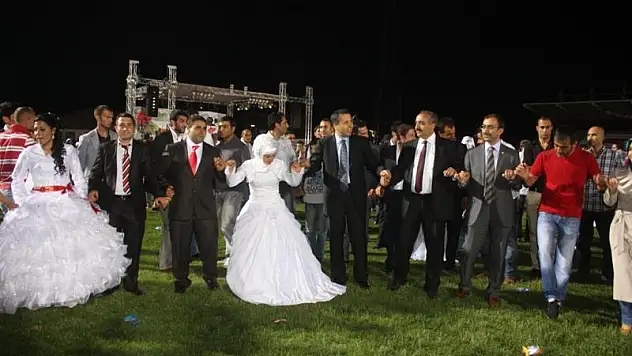 AĞRI HALKINA SÜPER KONSER