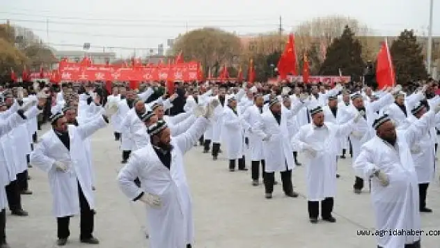 İşgalci Çin, Cami İmamlarına Zorla Dans Ettirdi