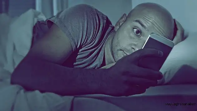 Yatakta akıllı telefon kullanımı uykusuzluğa neden oluyor