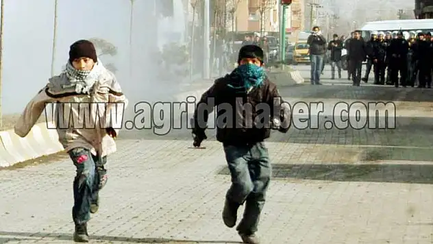 POLİSE TAŞ ATMAKTAN 1 YIL HAPİS
