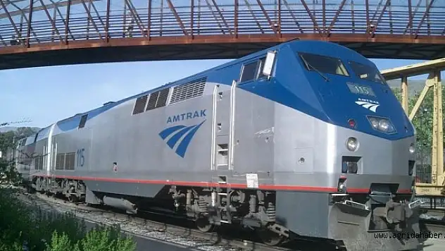 Selfie çekerken bu sefer makinist değil gerçekten tren çarptı