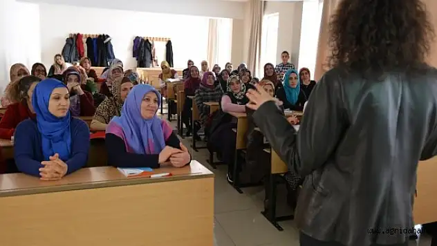 Anne Üniversitesinde 'kadına şiddet' anlatıldı
