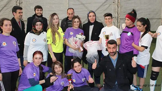 Bitlisli kadınlar halı sahada