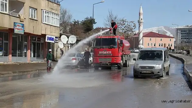 Bitlis'te cadde ve sokaklar yıkandı