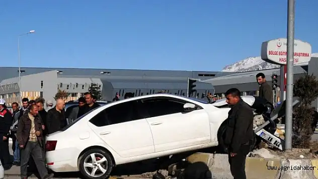 Van'IN Edremit ilçesinde trafik kazası: 2 yaralı