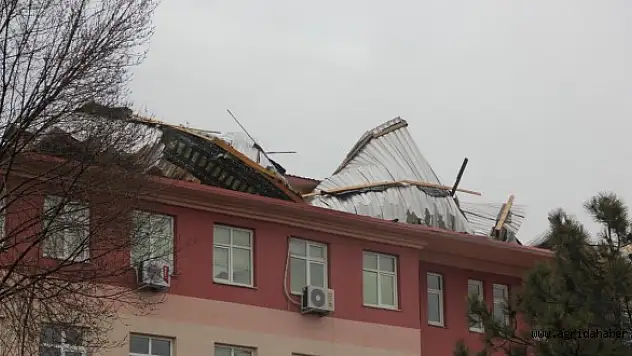 Şiddetli fırtana HEM çatısını söktü
