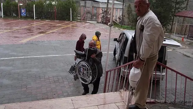 Kullanmadığı tekerlekli sandalyeleri bağışladı