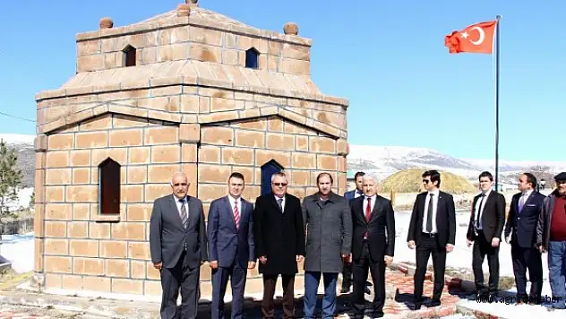 Vali Deniz, Aşık Şenlik'in anıt mezarını ziyaret etti