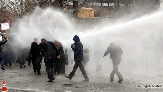 Muş'ta izinsiz yürüyüşe polis müdahalesi