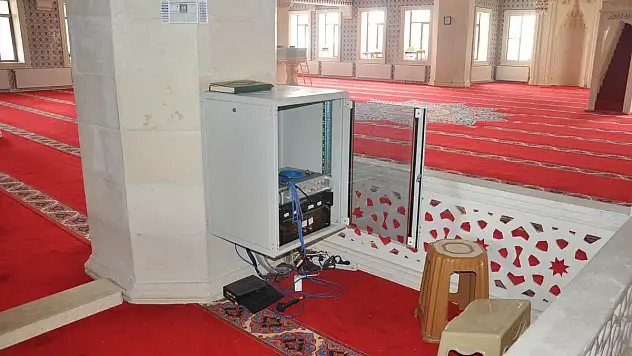 Patnos'ta caminin ses sistemine ait cihazlar çalındı