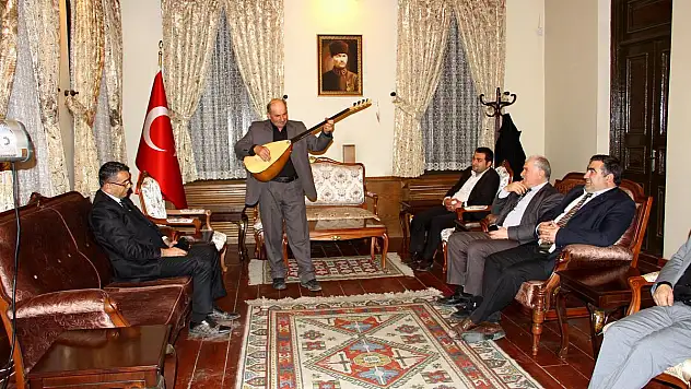 Tayini çıkan müdürü, aşıklar yolcu etti