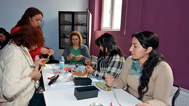 Genç kursiyerler 'Sultan nine'nin birikiminden faydalanıyor