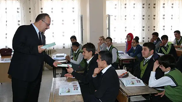 Vali Canbolat, öğrencilere kitap hediye etti