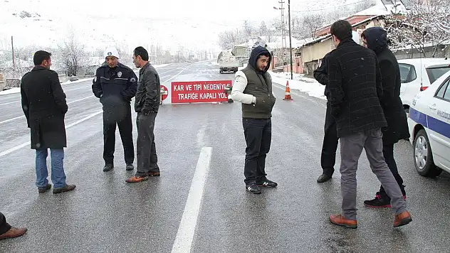 Erzincan-Gümüşhane karayolu ulaşıma kapatıldı