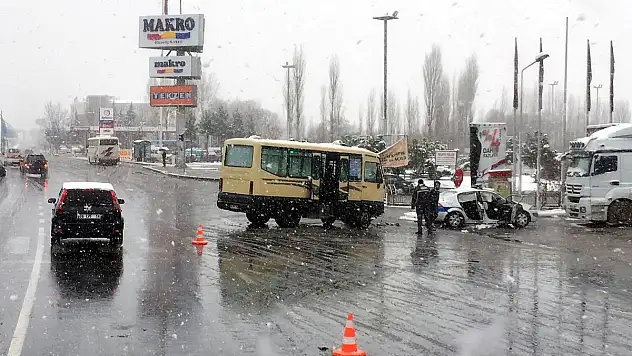 Malatya'da minibüs polis aracına çarptı: 3 yaralı
