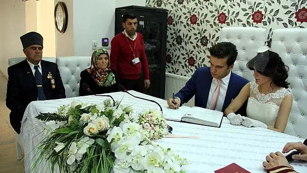 Mutluluklarına şehit annesi ve gazi şahitlik etti