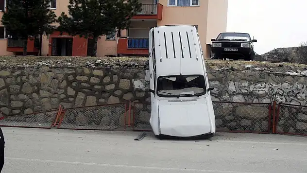 Darende'de otomobil istinat duvarından düştü: 2 yaralı