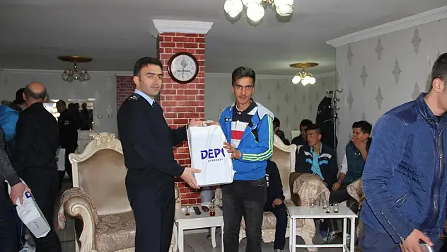 Başkale polisinden futbol takımına destek