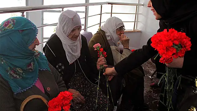 Huzurevinin kadın sakinlerine saç bakımı