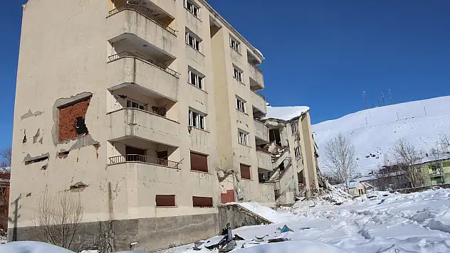Karlıova'da metruk binalar yıktırıldı