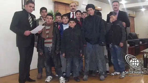 SOKAK ÇOCUKLARI 'TOPLUMA YARALI FERTLER OLMAK İSTİYORUZ'