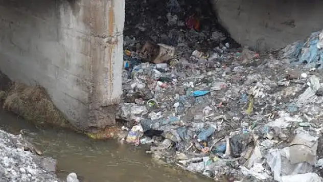 Şehir Merkezinden Geçen Dere Hastalık Saçıyor