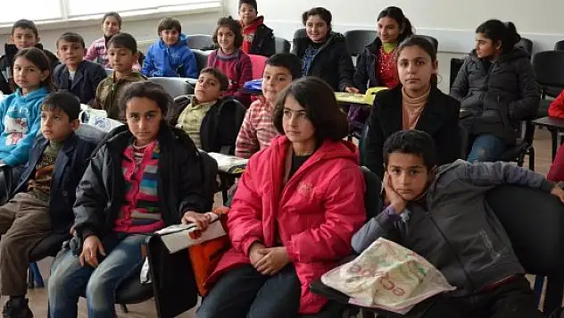 Yeşil Konak'ta Kobanili çocuklara eğitim veriliyor