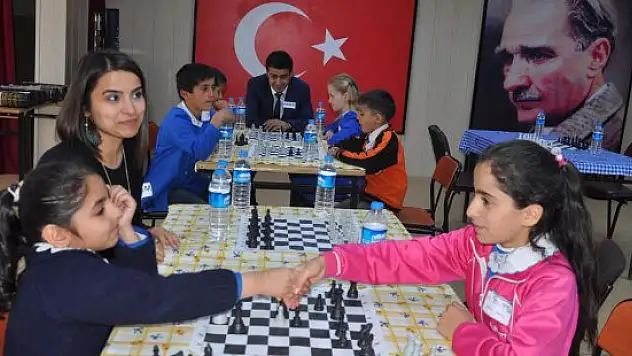 Çukurca'da 'Okullararası Satranç Turnuvası' düzenlendi