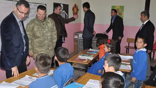 Çukurca'daki öğrencilere giyim yardımı