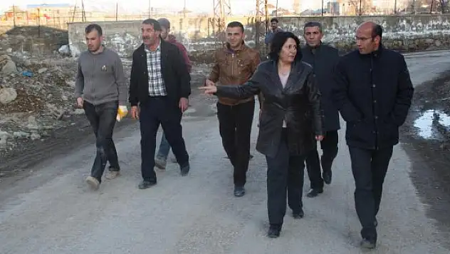Yüksekova'da kilitli parke taşı döşeme çalışmaları