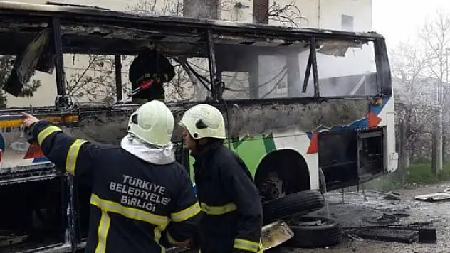 Malatya'da park halindeki servis otobüsü yandı
