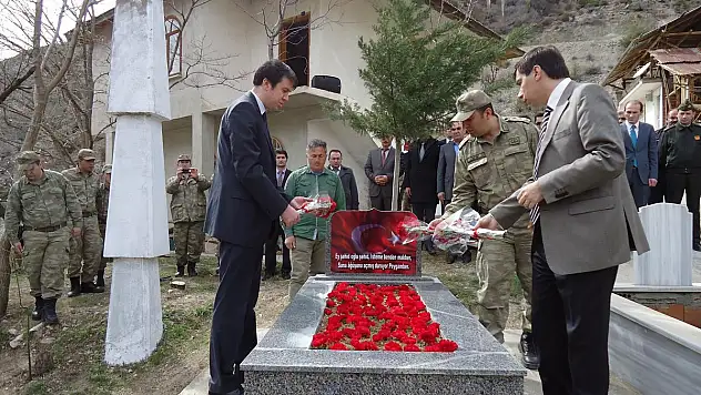Erzurumlu şehit, mezarı başında anıldı