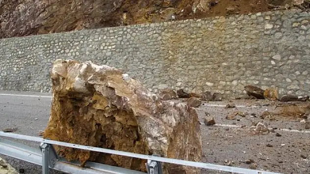 Elazığ'da karayoluna kaya düştü