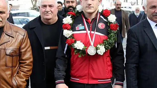 Milli güreşçiye mehteranlı karşılama
