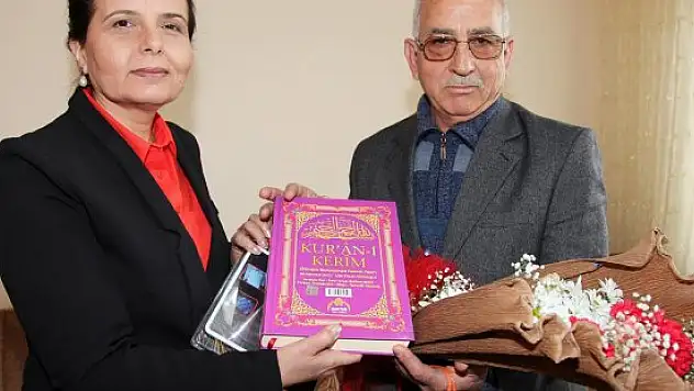 Darende'de emekli bir öğretmen 'Sıradışı Okur' seçildi