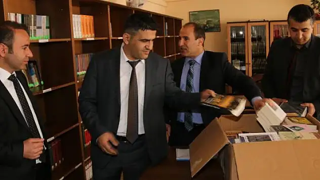 Hakkari Valiliğinden okullara kitap desteği