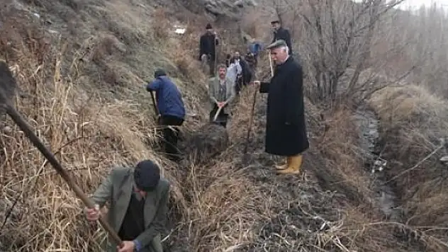 Kağızman'da su kanalları temizleniyor