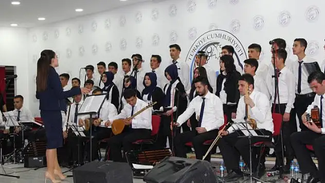 Öğrencilerden halk müziği konseri