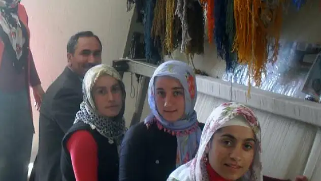 Köy evinde halı kursu açıldı