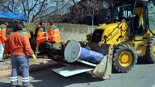 Yeşilyurt Belediyesi çöp evi temizledi