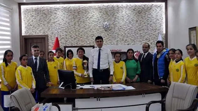 Arpaçay'da kızlar futbolda birinci oldu