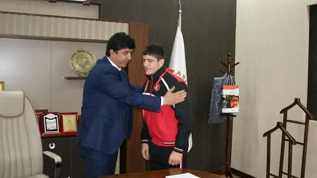 Pasinler'de başarılı sporcu altınla ödüllendirildi