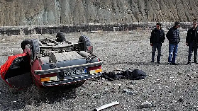 Erzincan'da otomobil devrildi: 2 yaralı