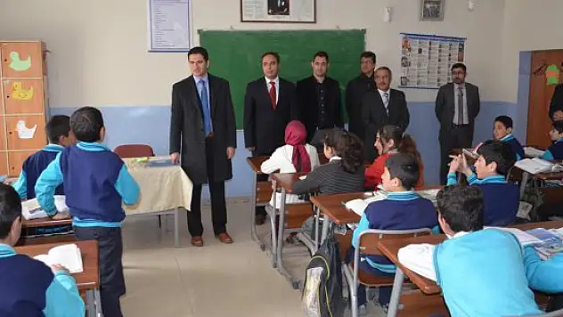 Özalp'te resim sergisi açıldı