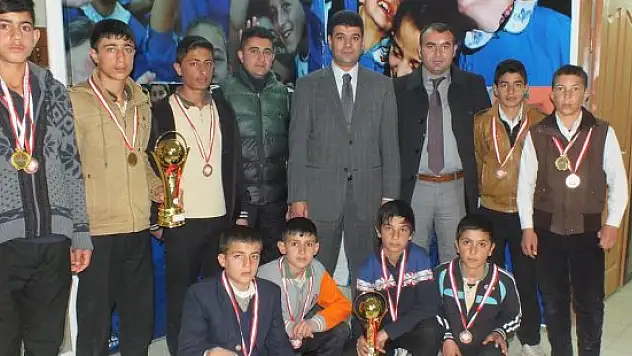 Atletezimde dereceye giren öğrenciler ödüllendirildi