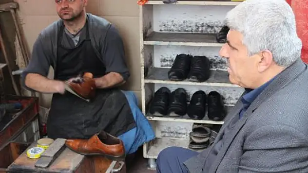 Bedensel engelli boyacılık yaparak geçimini sağlıyor