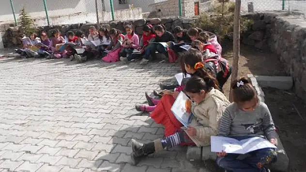 Muradiye'de kitap okuma etkinliği