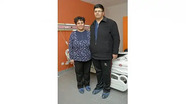 Obez anne ve oğlu cerrahi yöntemle zayıflıyor