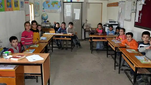 Çocukları için köydeki evi dersliğe dönüştürdüler