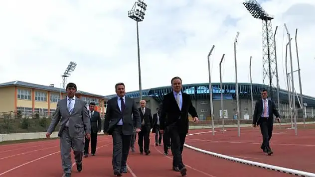 Vali Altıparmak, spor tesislerini gezdi